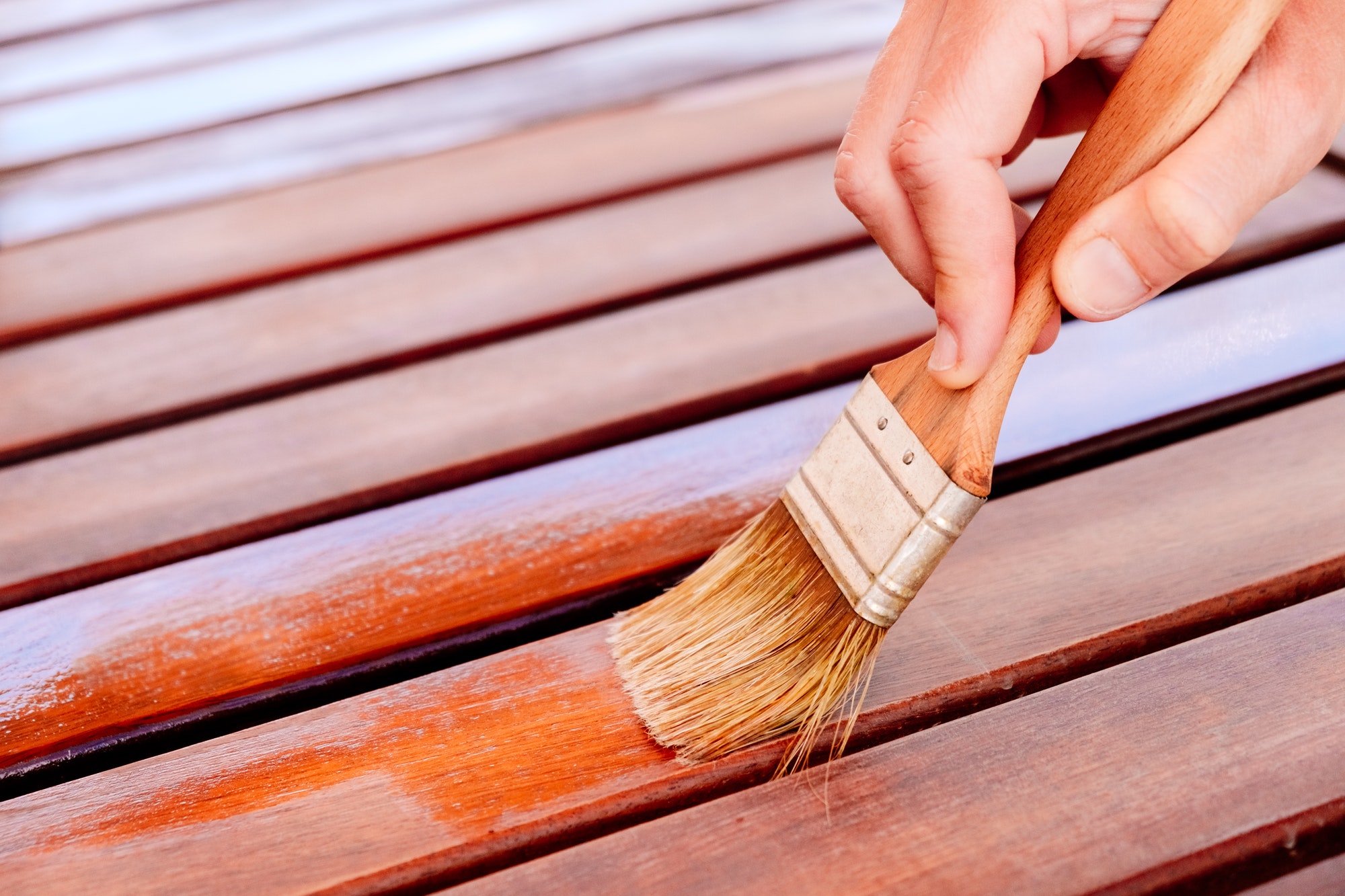 The varnish protects the wood of the garden from cracking, painting with teak oil.